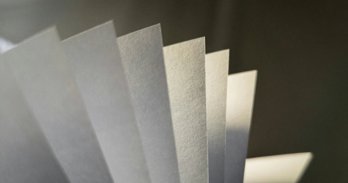 Une photo de plusieurs papiers